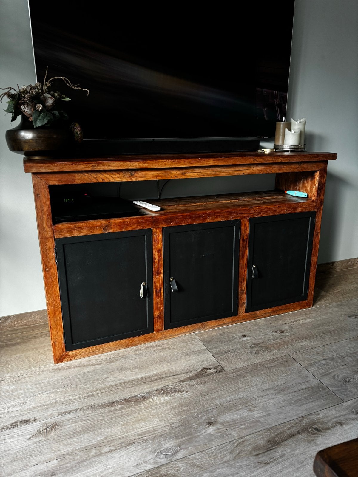 Robuust houten tv-meubel met zwarte deuren, Ophalen, Gebruikt, 100 tot 150 cm, 25 tot 50 cm