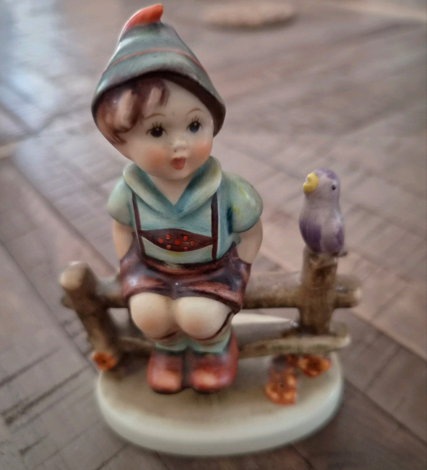 Vintage lieflijk Hummel beeldje jongen met vogel op hek, Verzamelen, Ophalen of Verzenden, Gebruikt, Hummel