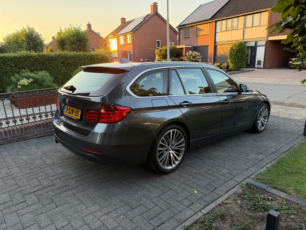 BMW 316i Touring F31, Leder, 19 inch, volledig onderhouden, 4 cilinders, Handgeschakeld, Particulier, Navigatiesysteem