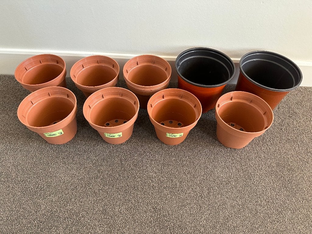 Foto 3 van NEGEN GLOEDNIEUWE Bloempotten; NIET gebruikt.