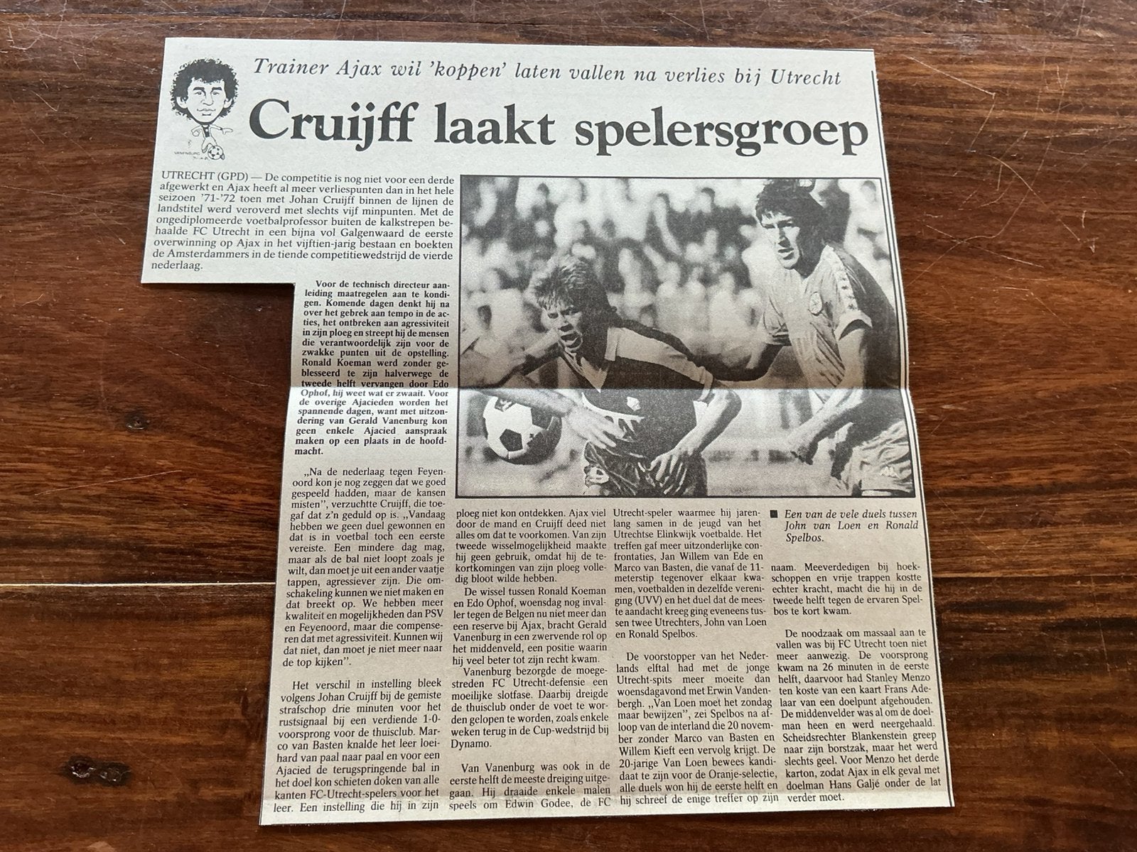 Voetbal krantenartikel Ajax Cruijff laakt spelersgroep 1985, Ophalen of Verzenden, Knipsel(s)