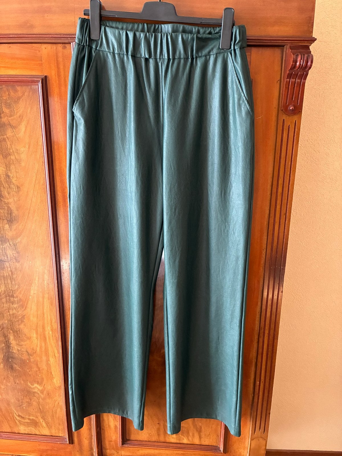 Caroline Biss Groene leather look broek  Maat 42, Maat 42/44 (L), Ophalen of Verzenden, Lang, Gedragen