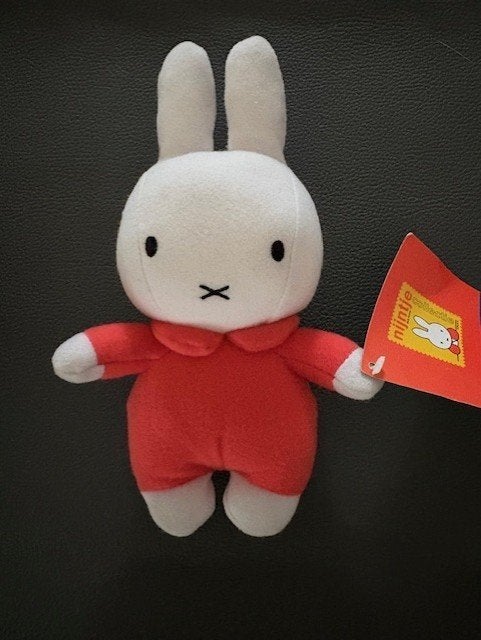 Nijntje knuffel rood nieuw met kaartje eraan, Ophalen of Verzenden, Nieuw, Konijn, Overige merken
