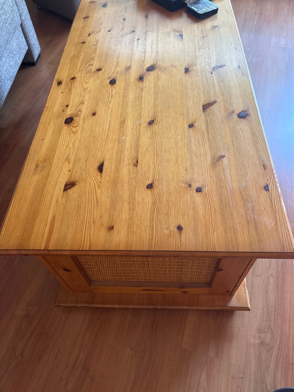 Houten salontafel met rieten manden, Huis en Inrichting, Tafels | Salontafels, Ophalen, Gebruikt, 100 tot 150 cm, 50 tot 100 cm