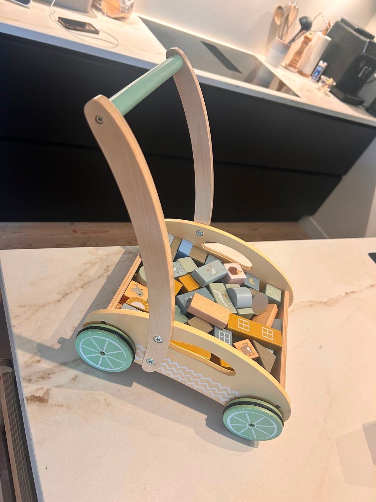 Houten loopwagen met bouwblokken van Jouéco, Kinderen en Baby's, Speelgoed | Houten speelgoed, Ophalen, Zo goed als nieuw, Duw- of Trekspeelgoed