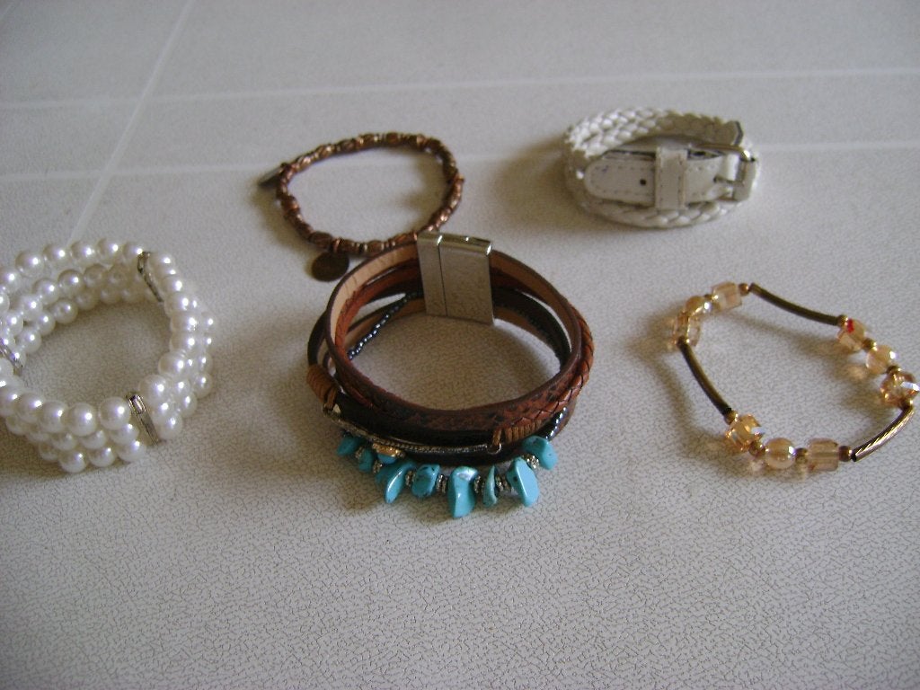 5 armbanden 2witte 1bruine met steentjes 1bruine met meerder, Blauw, Ophalen of Verzenden, Zo goed als nieuw, Elastiek