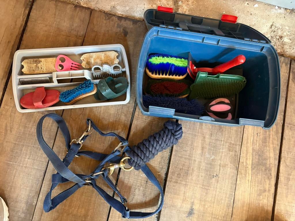 Poetskoffer met toebehoren halster, touw, borstel, kammen, Dieren en Toebehoren, Paarden en Pony's | Verzorgingsproducten, Ophalen of Verzenden