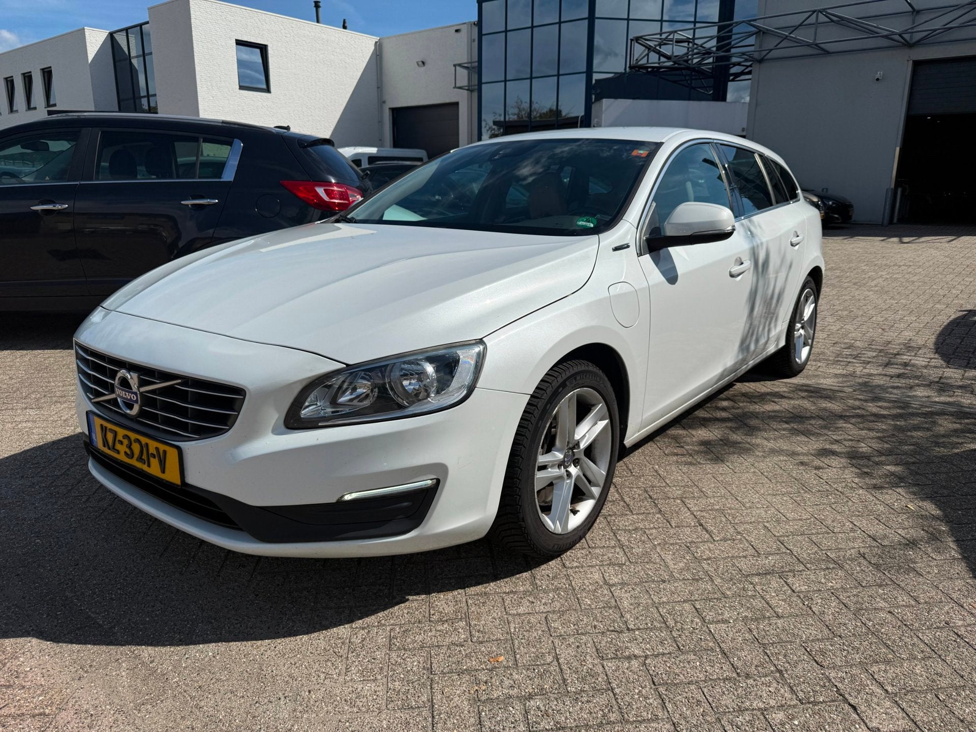 Volvo V60 2.4 D5 Twin Engine Lease Edition Bj 2016 BTW Auto, Automaat, Euro 6, Leder en Stof, Vierwielaandrijving