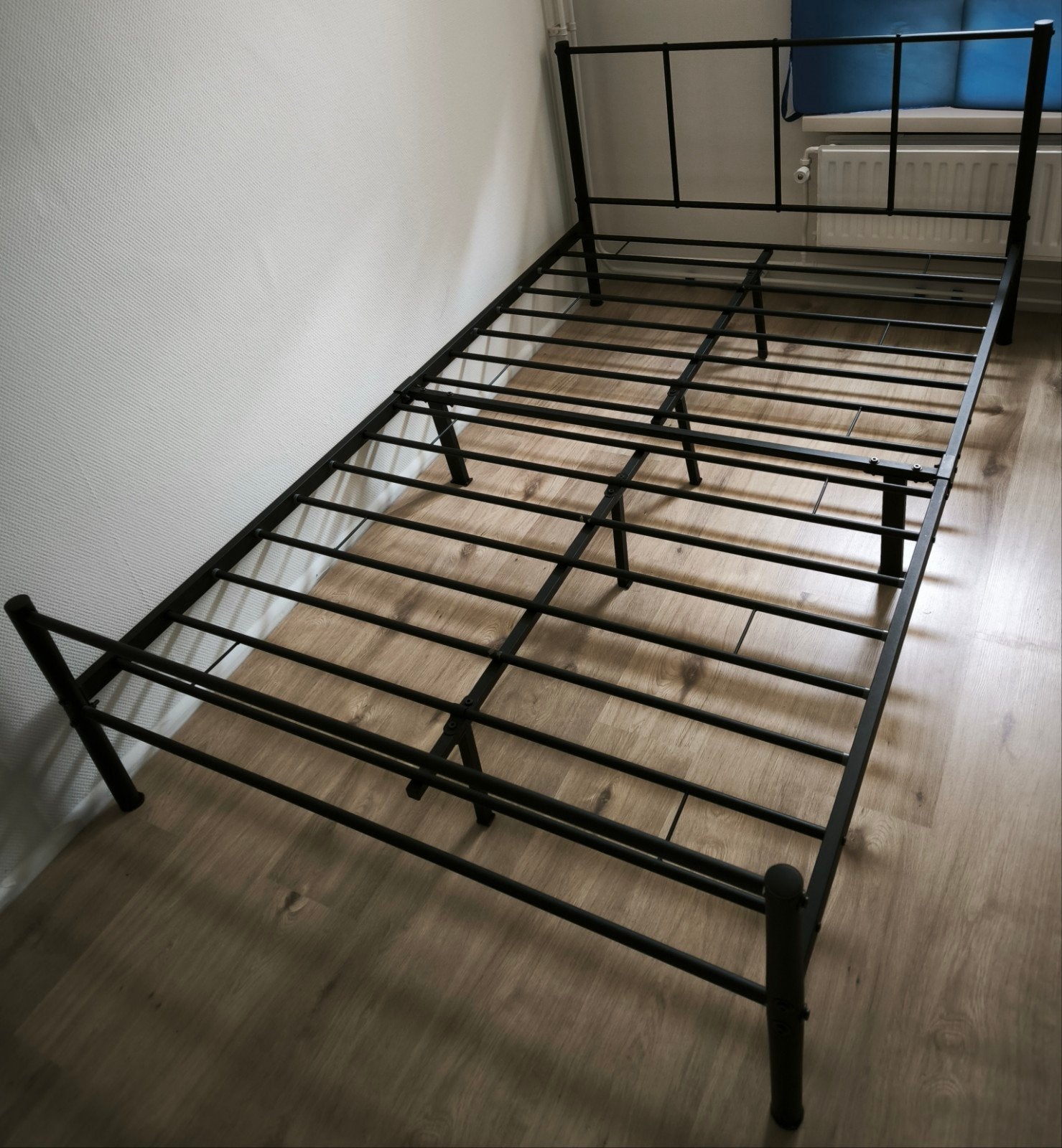 Zwart metalen bed 120x200 cm inclusief matras & matrasbesche, Huis en Inrichting, Slaapkamer | Bedden, Ophalen, Zwart, Zo goed als nieuw