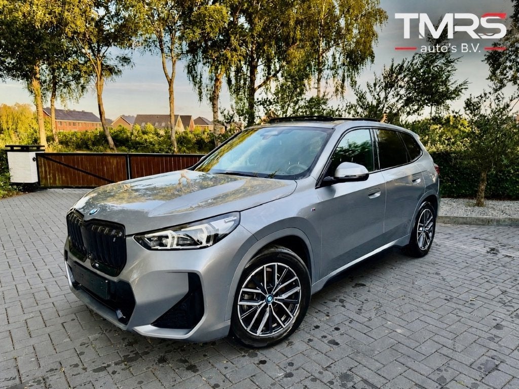 BMW IX1 30 XDRIVE M SPORT PANO HUD FROZEN-GREY HUD Ambiance!, Auto diversen, Schadeauto's, Elektrisch, Stutgart, SUV of Terreinwagen