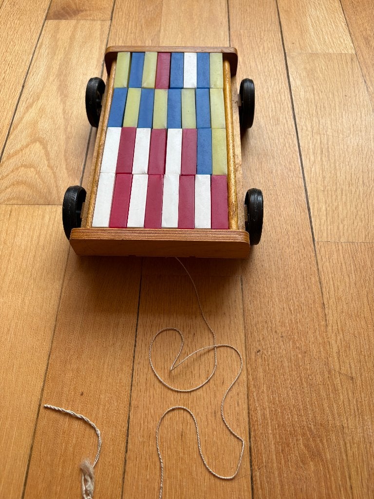 Vintage Houten trekkar met plastic blokjes jaren ’60, Ophalen of Verzenden, Gebruikt, Duw- of Trekspeelgoed