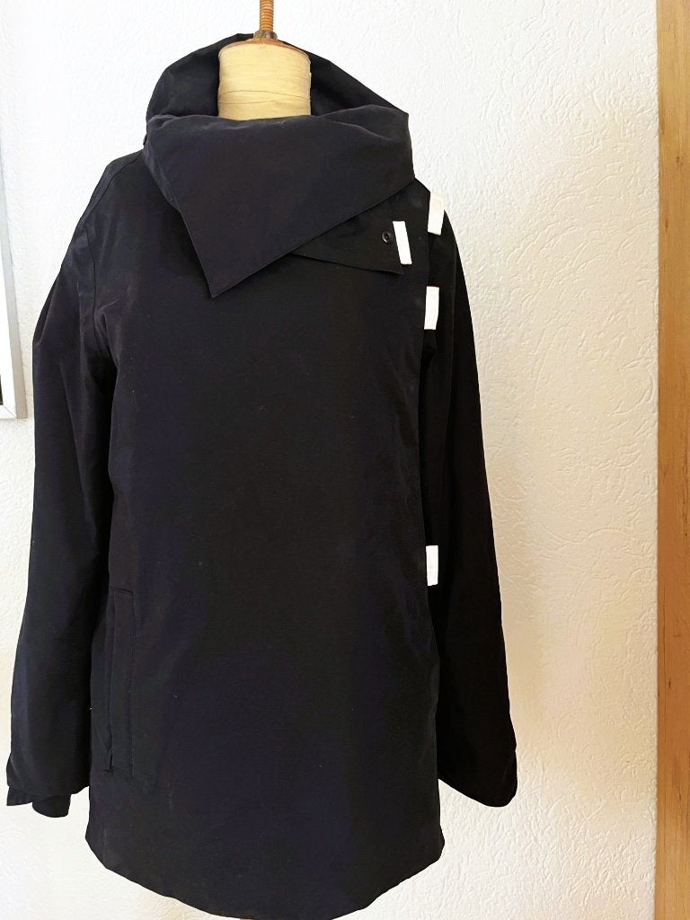 Urbahia jas maat 42 zwart wit model Twiggy WATERDICHT, Verzenden, Zwart, Maat 42/44 (L), Zo goed als nieuw