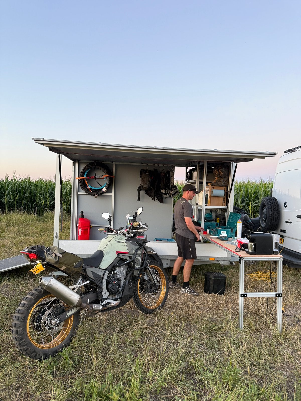 Motortrailer te huur 2-3 motoren | met werkbank & opbergkast, Aanhangwagen