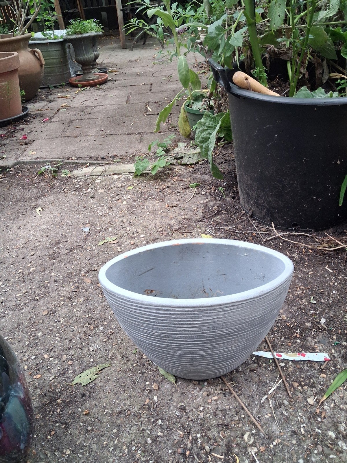 Grijze bloempot met ribbelstructuur, 2 stuks, Huis en Inrichting, Ophalen, Halfschaduw