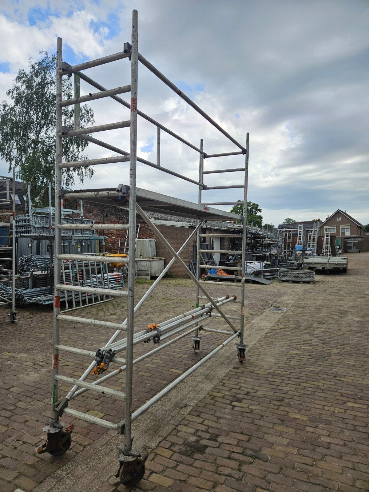 Layher smal rolsteiger 4 mtr werkhoogte (2 mtr stahoogte), Ophalen, 2 tot 5 meter, Gebruikt, .