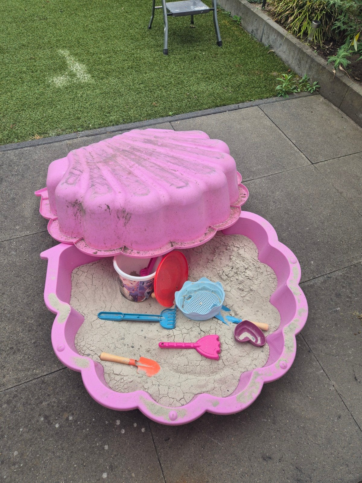Roze zandbak schelp met zand en speelgoed, Ophalen