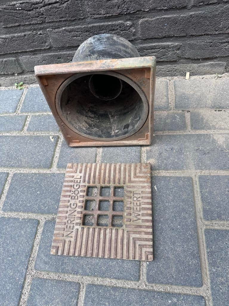 Gietijzeren straatput met rooster - Nering Bögel Weert, Doe-het-zelf en Verbouw, Buizen en Afvoer, Ophalen, Gebruikt, Minder dan 2 meter