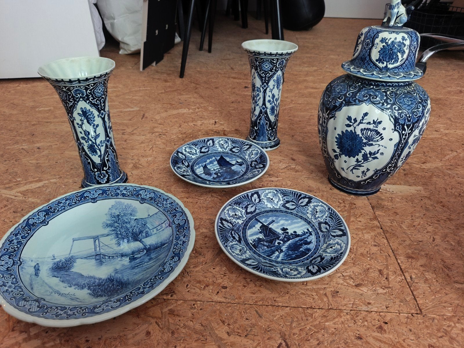 Delfts blauw set. Vazen, wand borden en dekselvaas, Ophalen of Verzenden