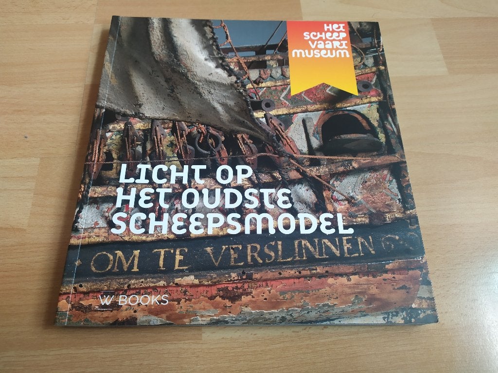Licht op het oudste scheepsmodel - Het Scheepvaartmuseum, Ophalen of Verzenden, Gelezen, Boot
