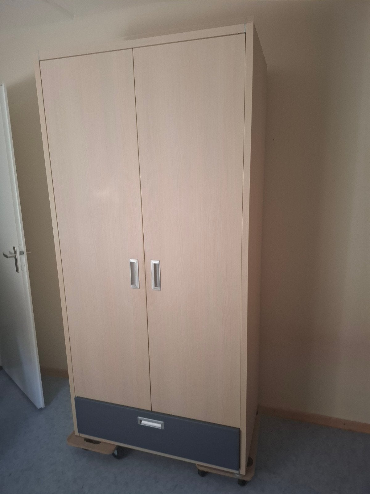 Kast tienerkamer degelijk materiaal, Ophalen, Zo goed als nieuw, 25 tot 50 cm