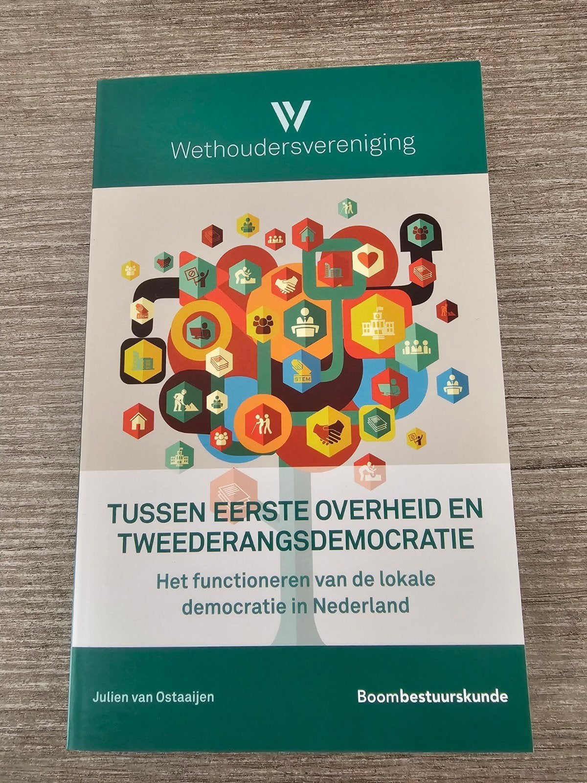 Tussen Eerste Overheid en Tweederangsdemocratie, Ophalen of Verzenden, Gelezen, Julien van Ostaaijen