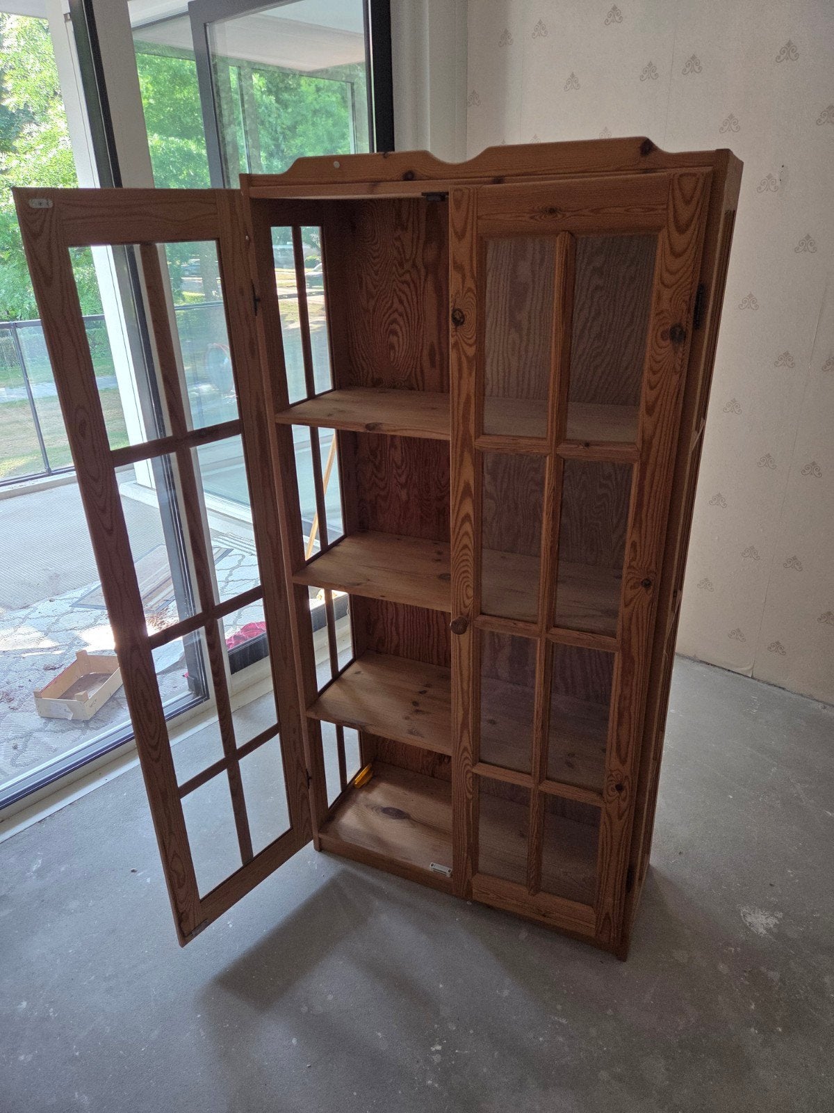 Gratis af te halen: Vitrinekast met glazen deuren, Huis en Inrichting, Kasten | Vitrinekasten, Glas, 150 tot 200 cm, 25 tot 50 cm
