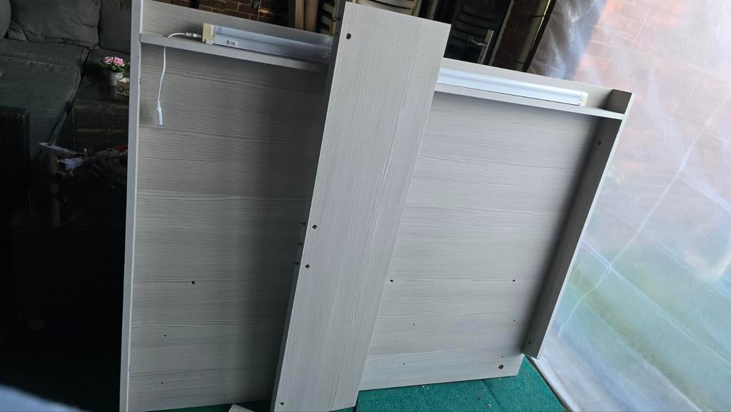 Houten achtergrond met verlichting voor een tv-tafel, Huis en Inrichting, Kasten | Kledingkasten, Ophalen, Met plank(en), 100 tot 150 cm