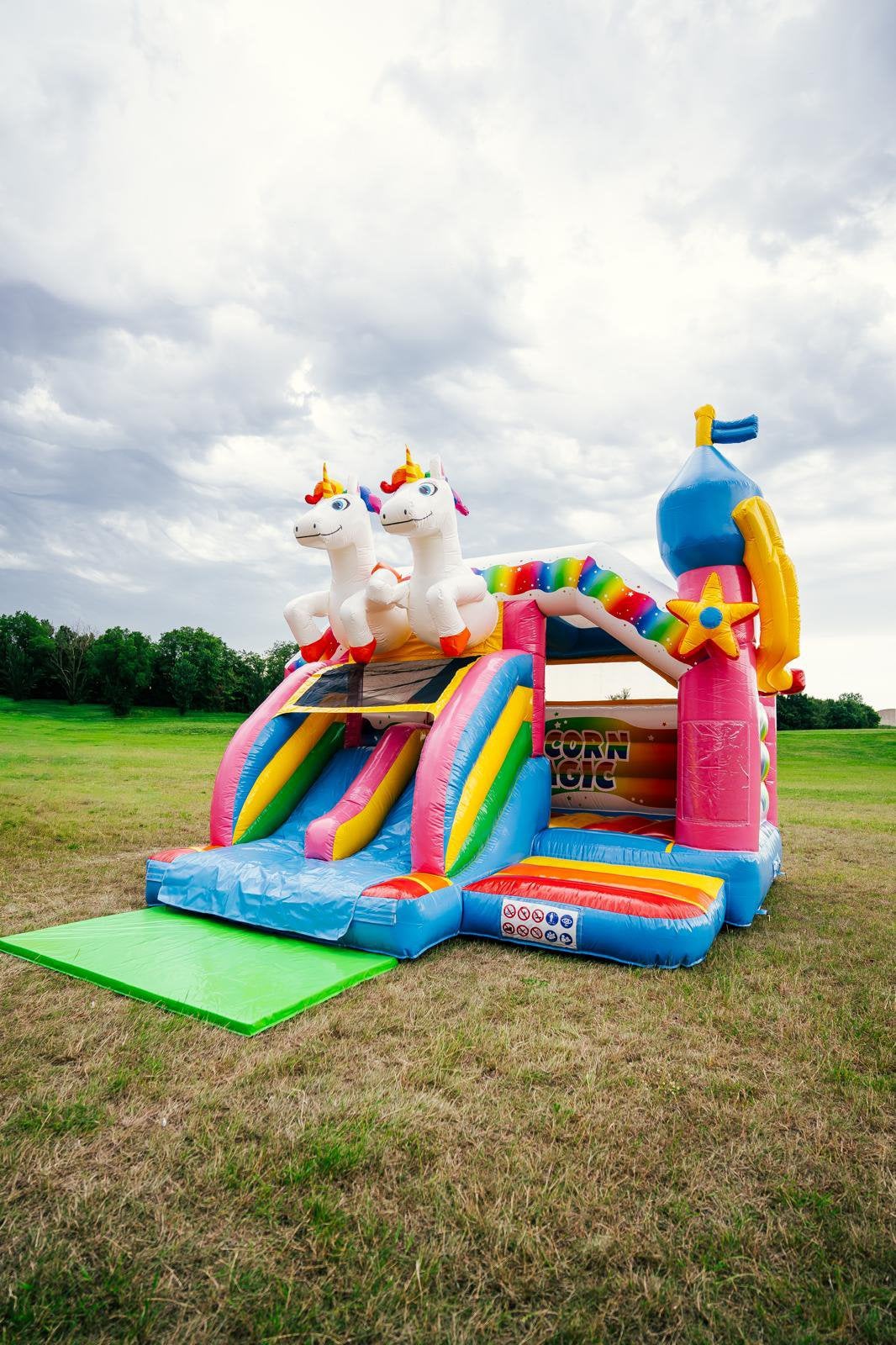 Springkussen huren / Double slide unicorn, Ophalen, Zo goed als nieuw