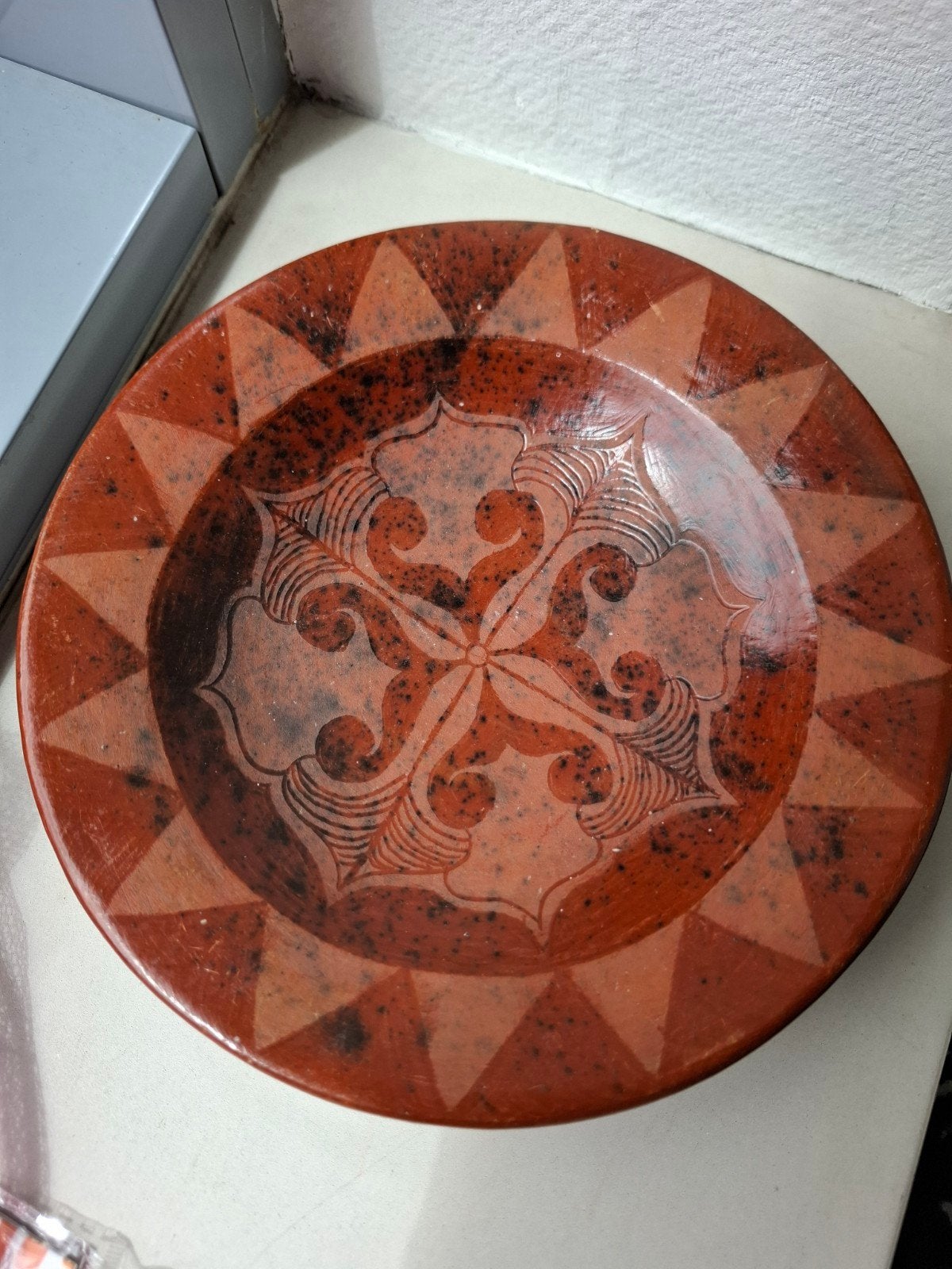 Handgemaakte Sasak terracotta schaal uit Indonesië, Gebruikt, Schaal, Rond, Ophalen of Verzenden