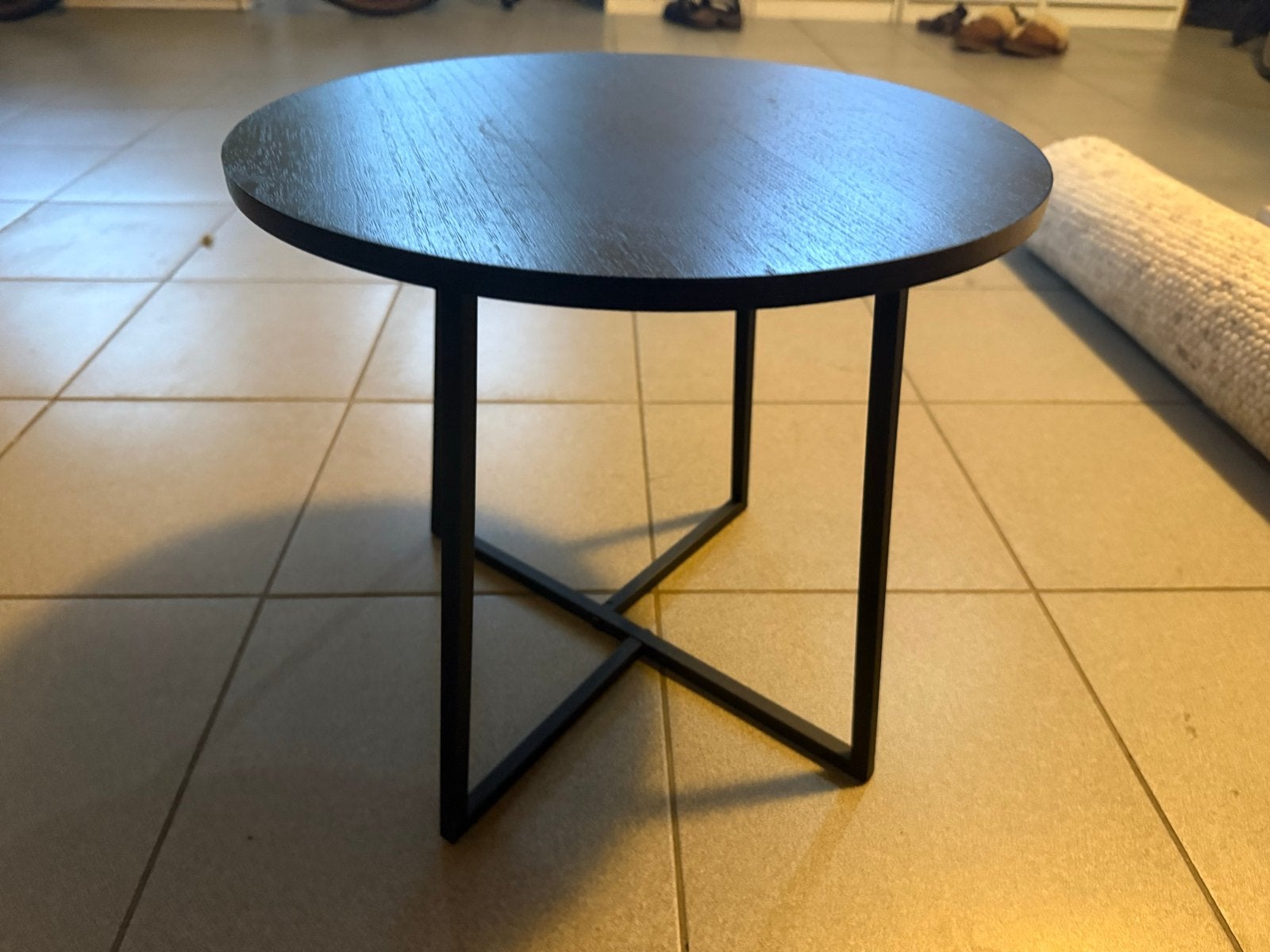 Zwarte ronde bijzettafel met metalen onderstel, Ophalen, Minder dan 45 cm, Minder dan 55 cm, Gebruikt