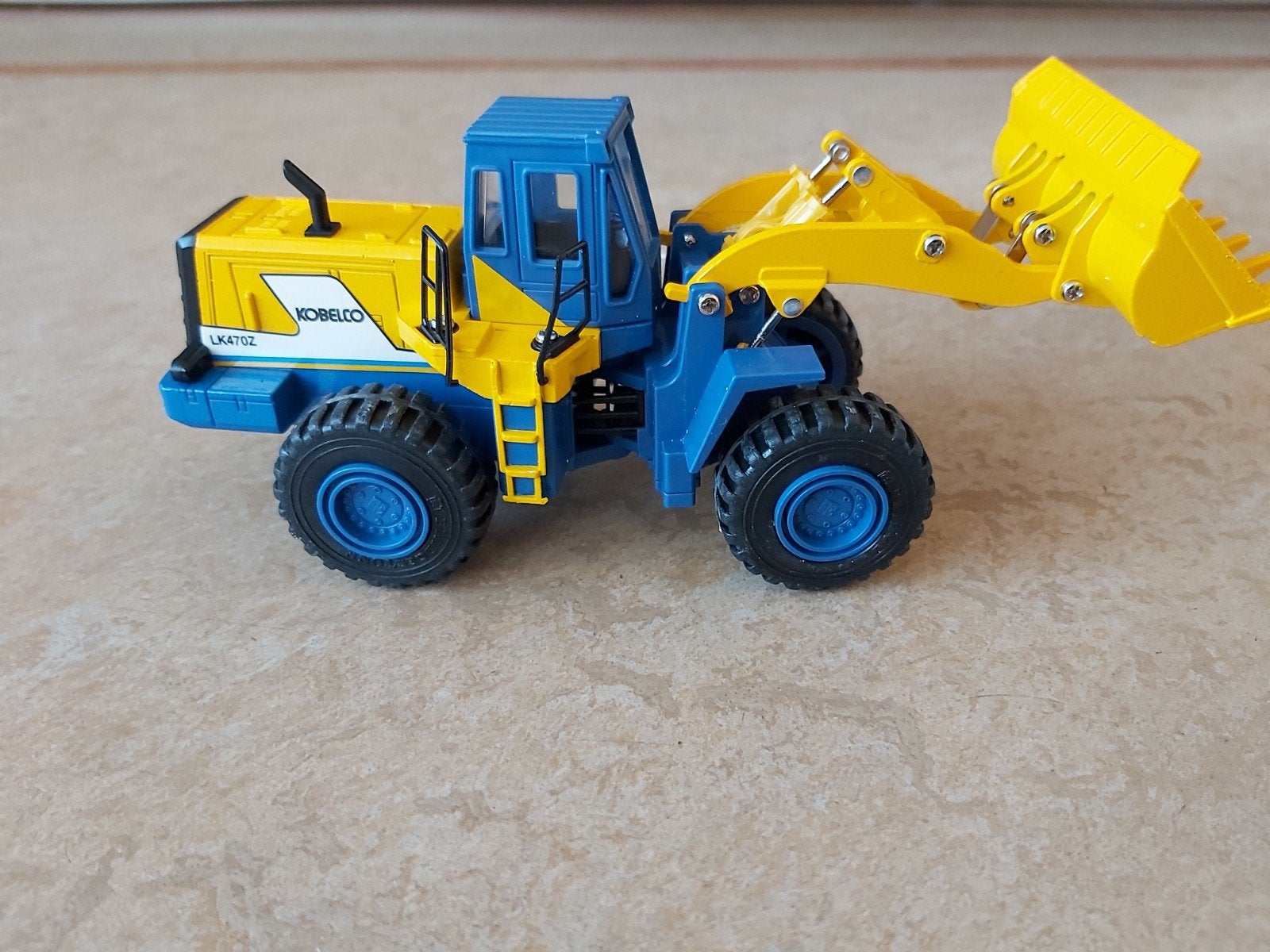 Kobelco LK470Z hydr. wiellader/shovel in de OVP schaal 1/48, Ophalen of Verzenden, Nieuw, Overige typen, Overige merken