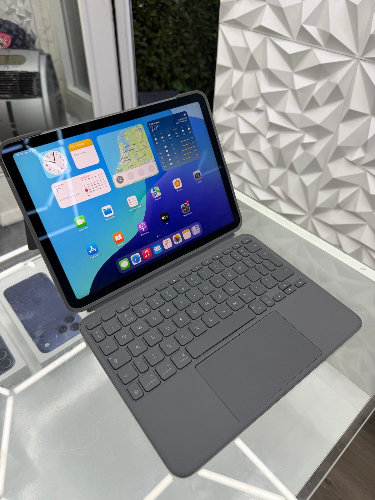 iPad Air 5e gen 64GB met Logitech hoes en toetsenbord, 10 inch, Apple, Apple, Apple iPad Air