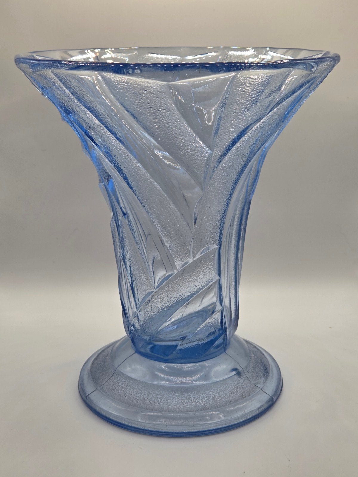 Vintage blauwe glazen vaas met Art Deco patroon, Ophalen of Verzenden