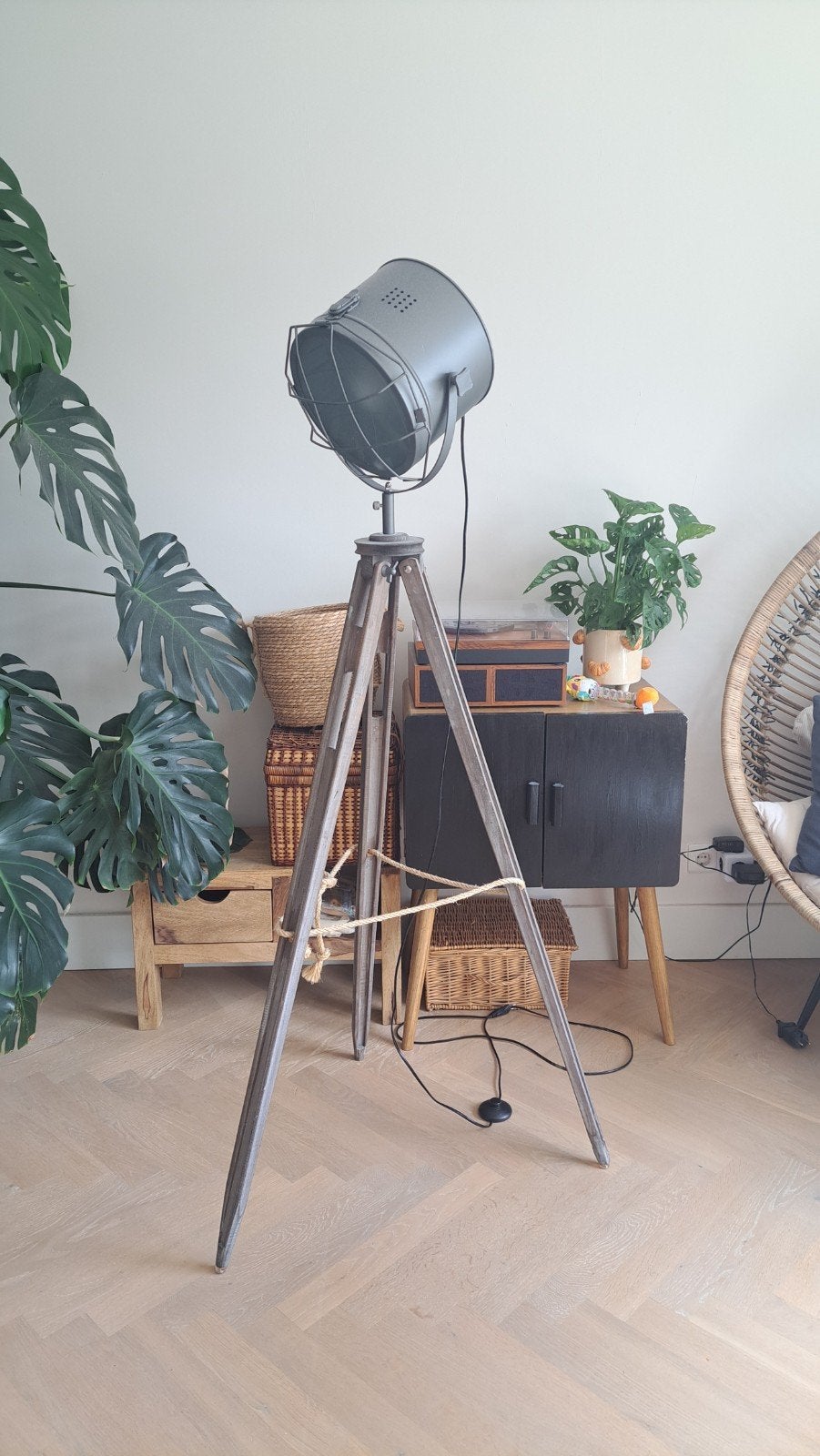 Stoere industriële vloerlamp op houten driepoot, Ophalen, Gebruikt, Industrieel, Modern, 150 tot 200 cm
