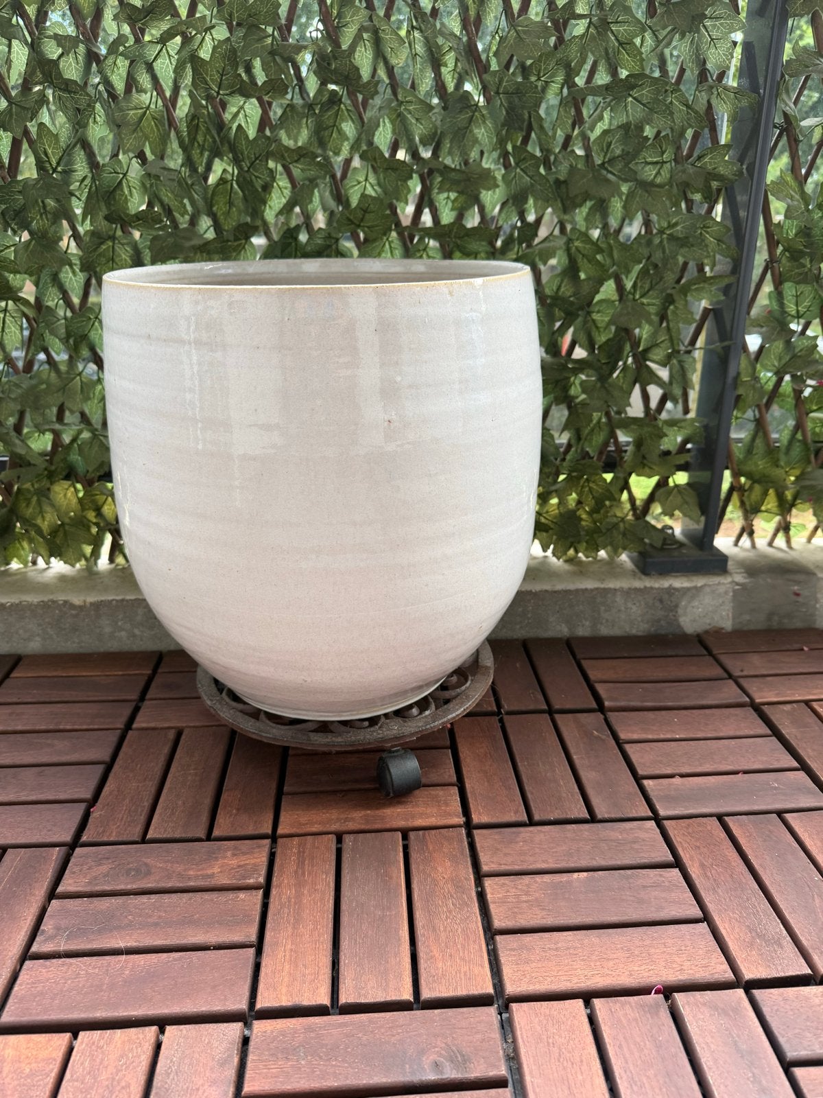 Grote witte bloempot van aardewerk, Gebruikt, Rond, Binnen, Aardewerk