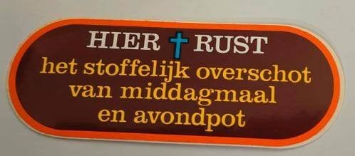 Sticker hier rust het stoffelijk overschot van middagmaal, Verzamelen, Stickers, Zo goed als nieuw, Overige typen, Ophalen of Verzenden