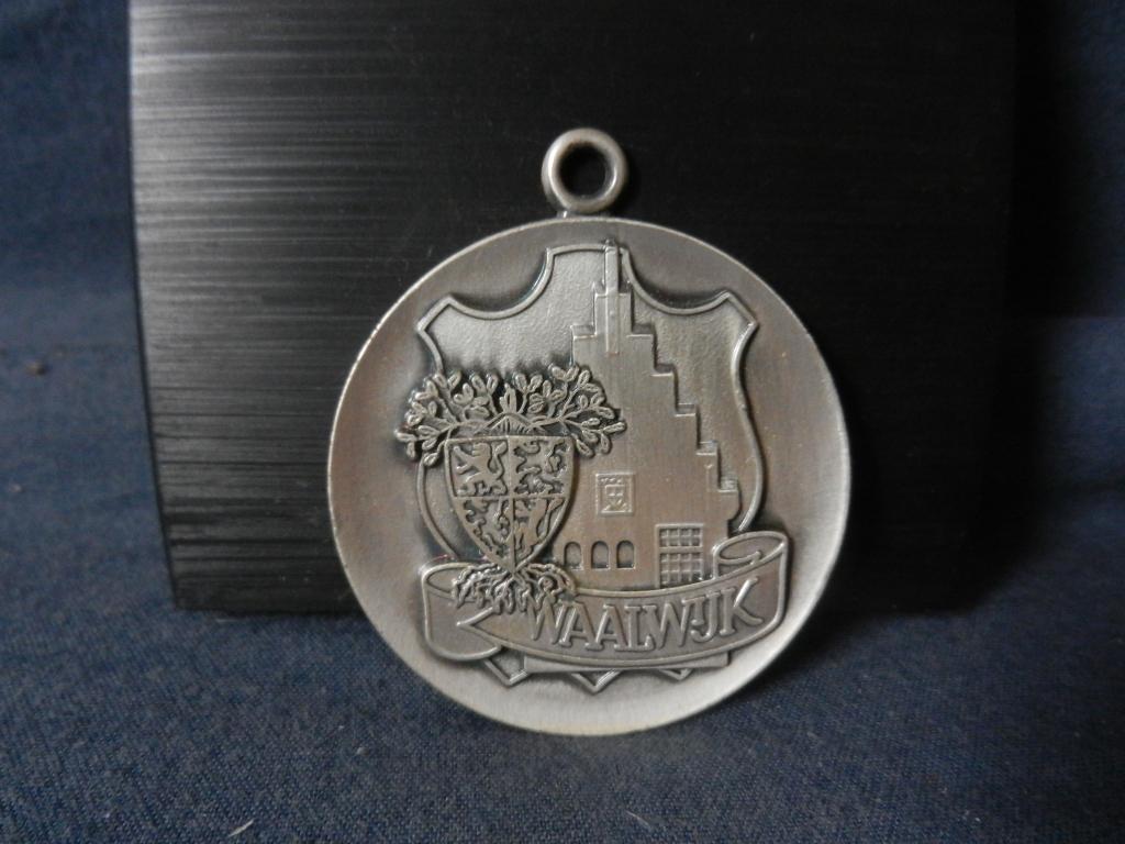 Metalen penning medaille Gemeente Waalwijk in doosje d. 4,9, Ophalen of Verzenden, Overige materialen, Nederland
