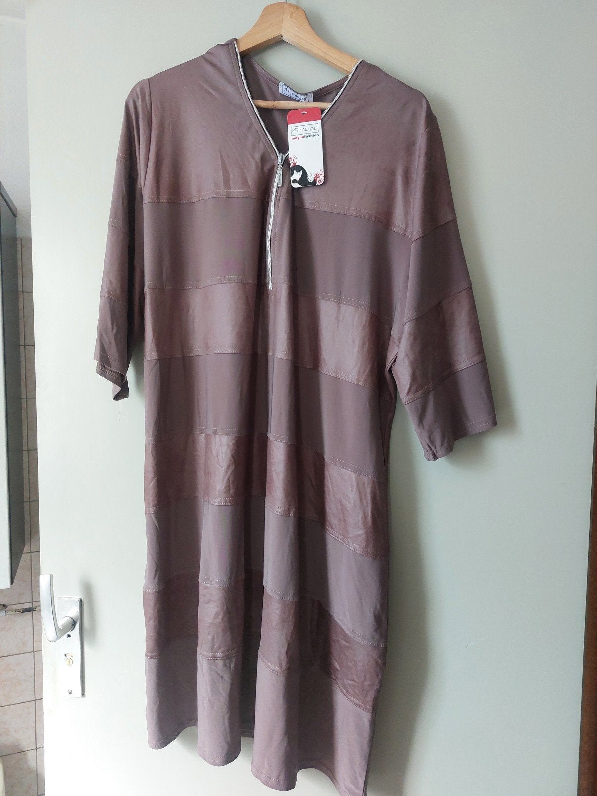 Magna Fashion Jurk Maat 52/54 - Nieuw met kaartjes, Kleding | Dames, Bruin, Jurk, Nieuw, Ophalen of Verzenden