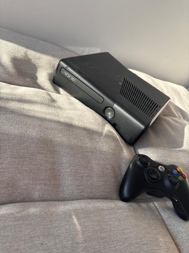 Xbox 360 E met controller, Spelcomputers en Games, Spelcomputers | Xbox 360, Ophalen, Gebruikt, Met 1 controller, 360 E