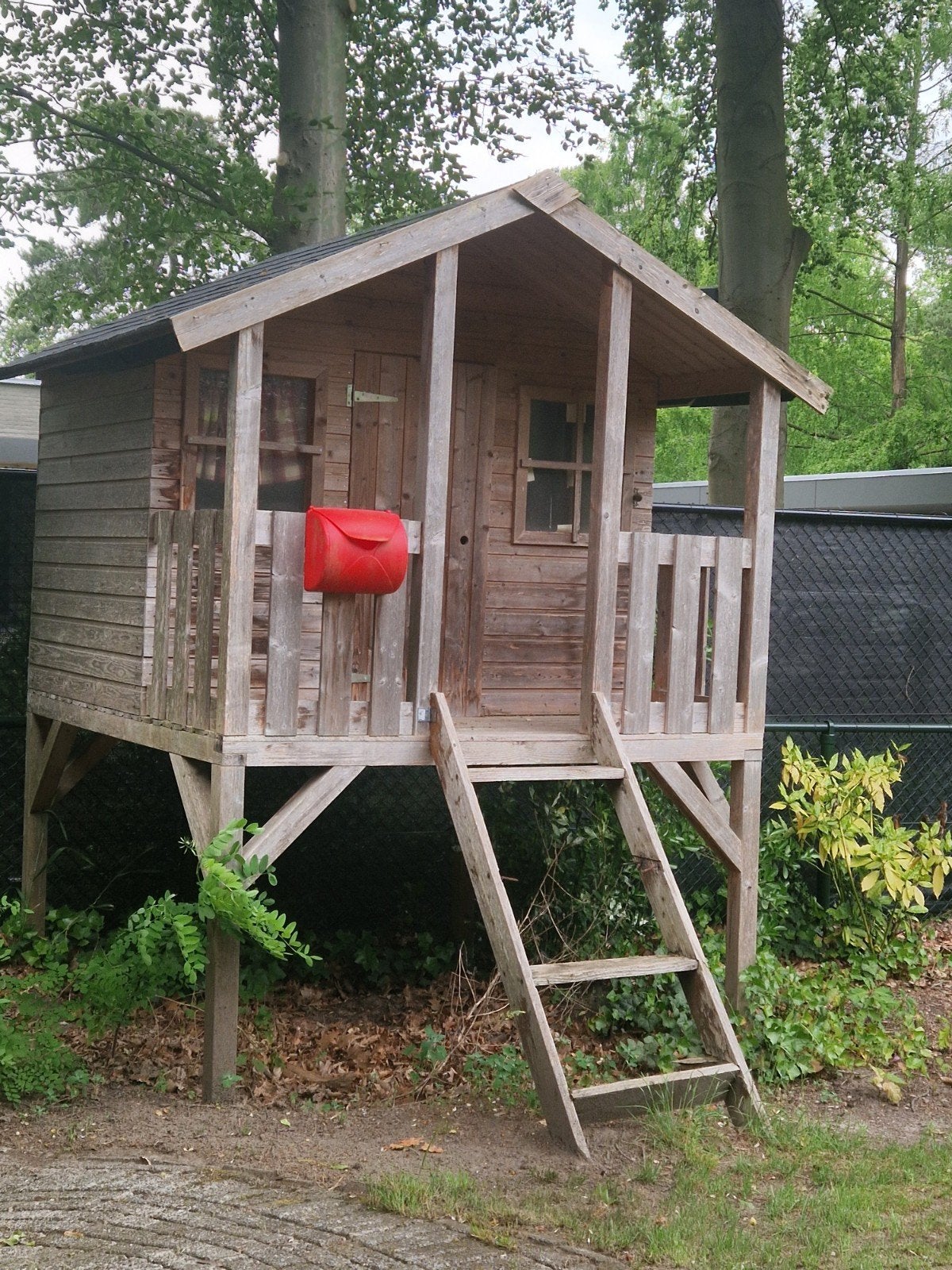 Houten speelhuisje op palen met trap, Ophalen