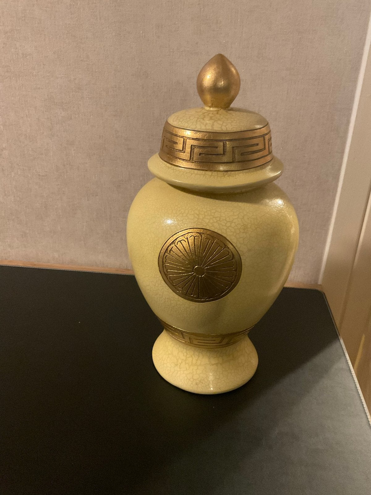 Decoratieve vaas met deksel - Crème met gouden accenten, Ophalen of Verzenden