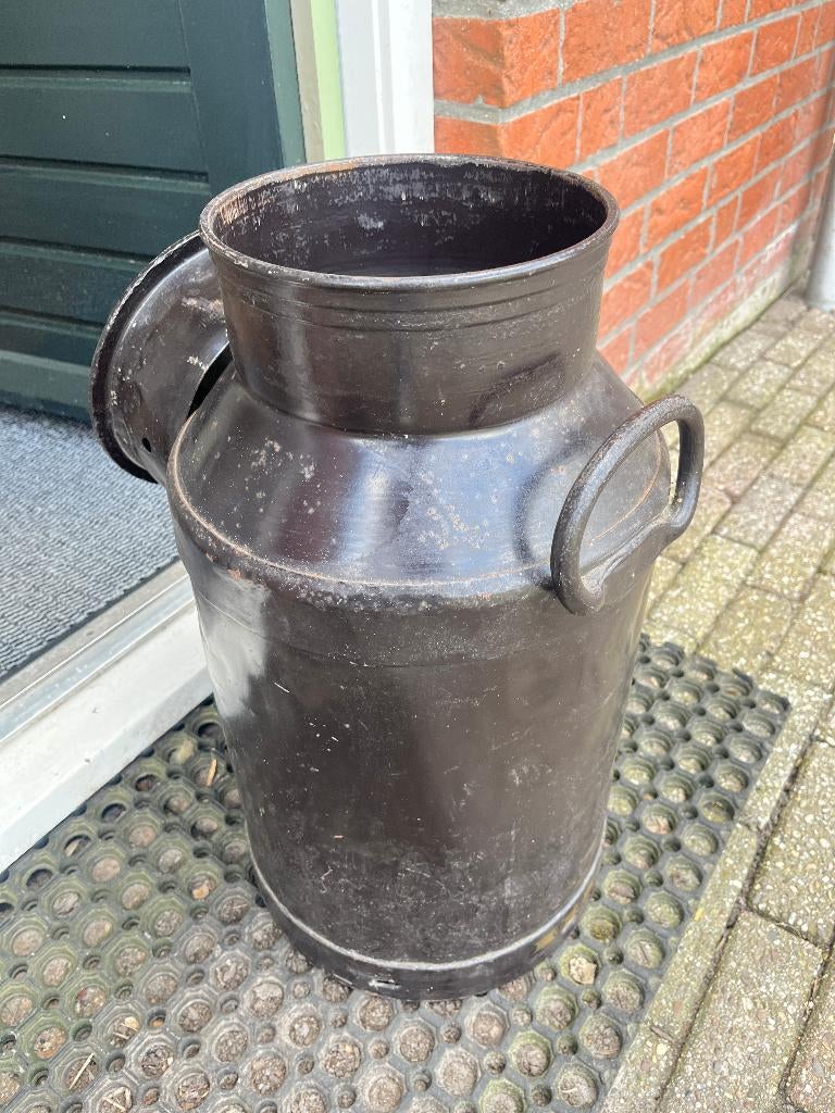 Melkbus met deksel. Blank van binnen, Ophalen, Zo goed als nieuw