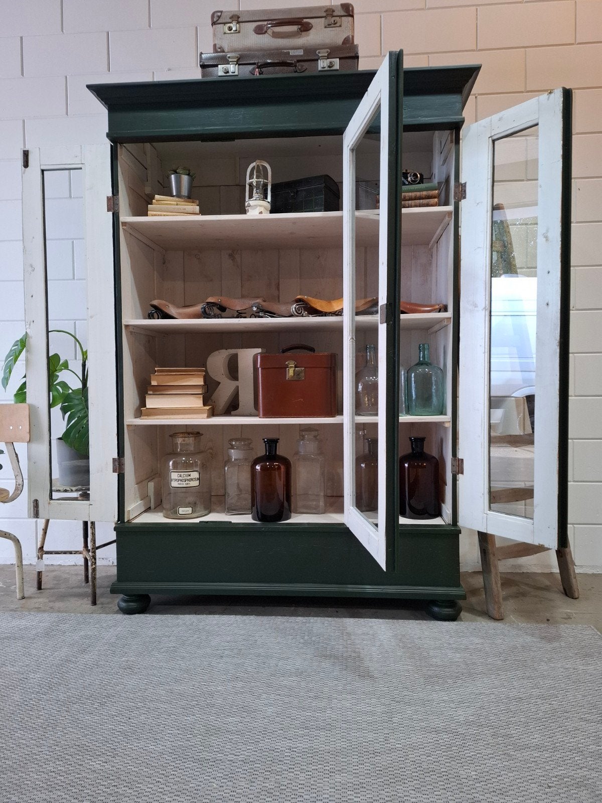 Vintage/brocante diep groene schoolkast, geheel demontabel, 200 cm of meer, 150 tot 200 cm, Ophalen of Verzenden, 25 tot 50 cm