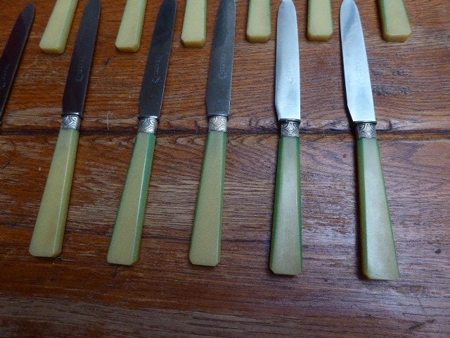 12 vintage ontbijtmessen en vleesmes en –vork, Pradel, Ophalen of Verzenden