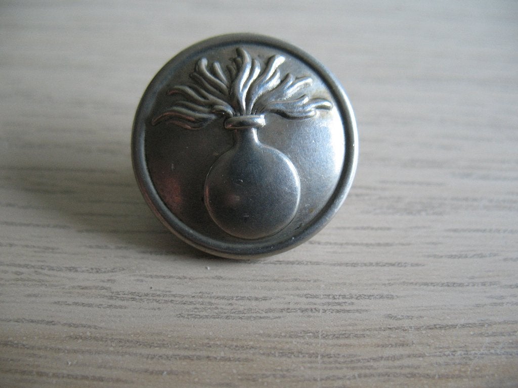 1 Zilverkleurige Bolknoop Militaire Uniform Vintage, Ophalen of Verzenden, Knoop of Knopen