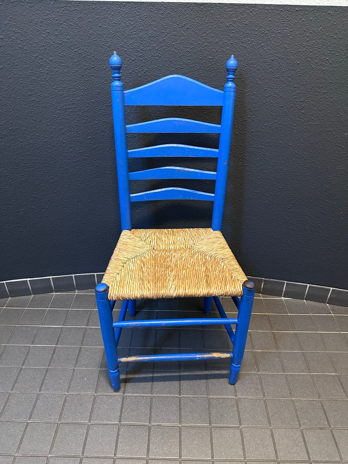 Vintage Spaanse stoel met biezen zitting - Blauw, Antiek en Kunst, Antiek | Meubels | Stoelen en Banken, Ophalen