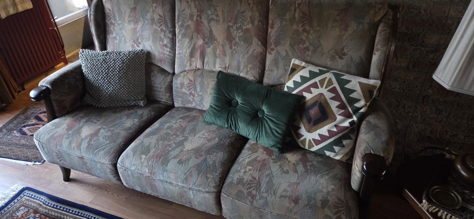 Gratis: 3-zitsbank met bloemenprint en houten armleuningen, Huis en Inrichting, Banken | Bankstellen, Ophalen, Gebruikt, Vintage, Landelijk, Retro