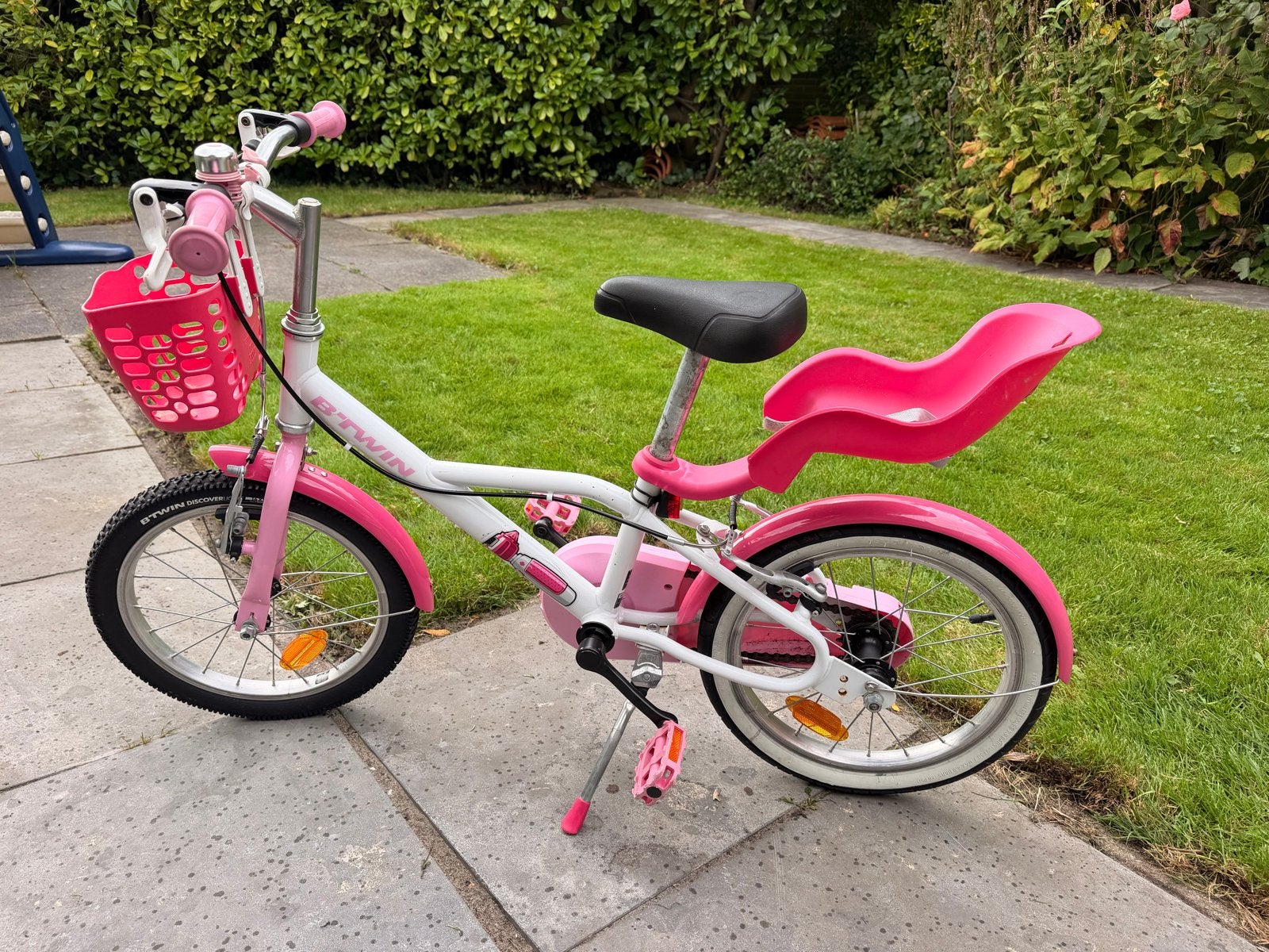B'Twin kinderfiets 16 inch met zijwieltjes en zitje meisjes, Fietsen en Brommers, Ophalen, Gebruikt, Velgrem, Handrem