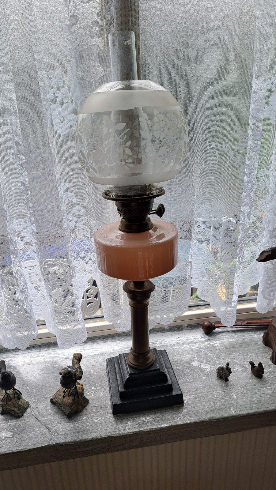 Antieke olielamp met roze reservoir en geëtst glas, Ophalen