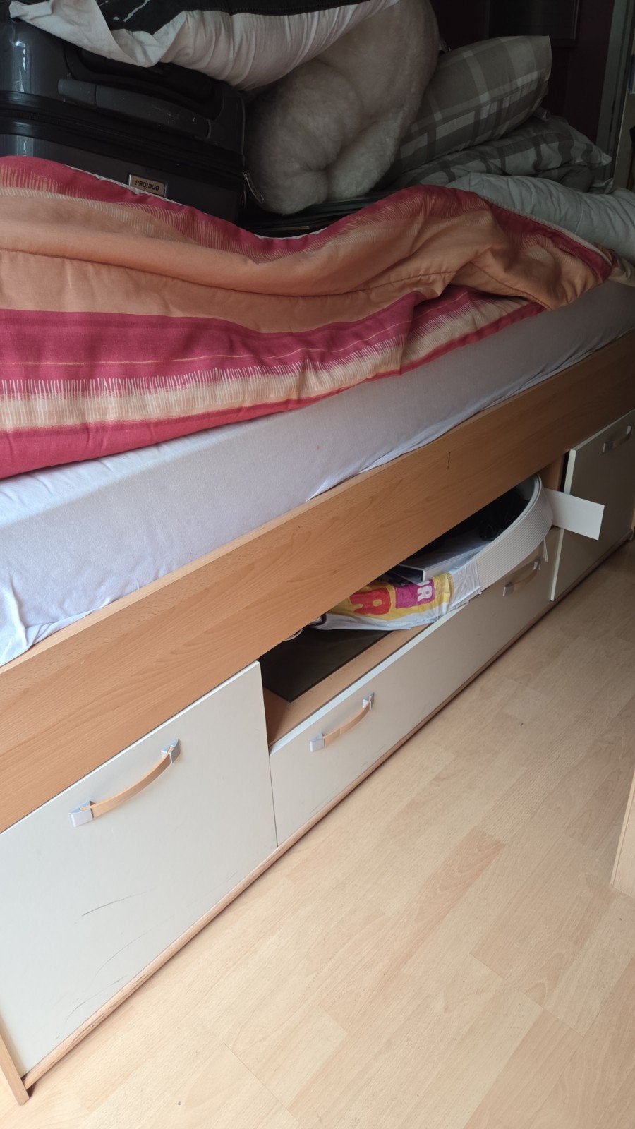 een persoons bed met beuro en tv lg, Huis en Inrichting, Slaapkamer | Complete slaapkamers, Ophalen of Verzenden, Gebruikt, Eenpersoons